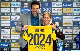 Gianluigi Buffon (i) en el anuncio de renovación con el Parma hasta el 2024.