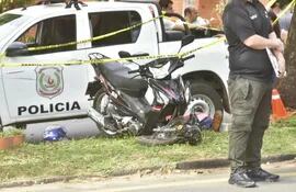 Motocicleta de Francisco Aguilera, músico de la banda militar de la marina que falleció en un accidente de tránsito sobre Primer Presidente