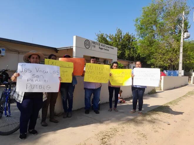 El grupo de pobladores se manifestó frente al puesto de salud de Carmelo Peralta. Exigen que se evite la fuga de rubros de salud de la zona.