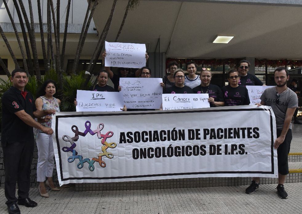 Pacientes con cáncer del IPS se manifestaron ayer y fueron recibidos por el presidente que dio solución al reclamo.