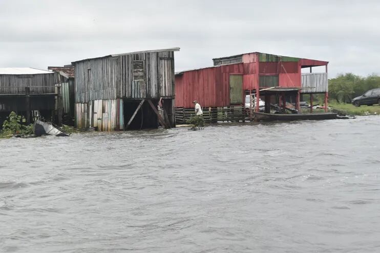 Aumento de caudal de agua en el río Paraná afecta a familias ribereñas de Ayolas.