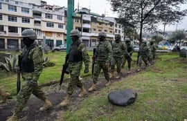 Militares participan en un operativo de control hoy, en Quito (Ecuador).