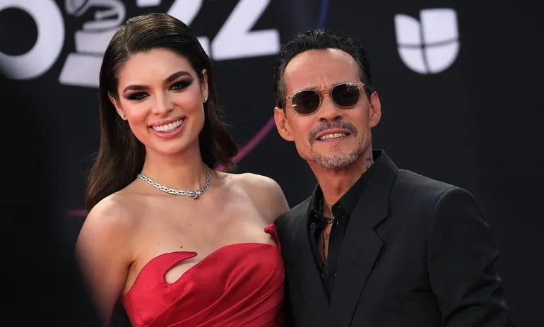 El cantante Marc Anthony (R) y la modelo paraguaya Nadia Ferreira en el Latin Grammy awards.