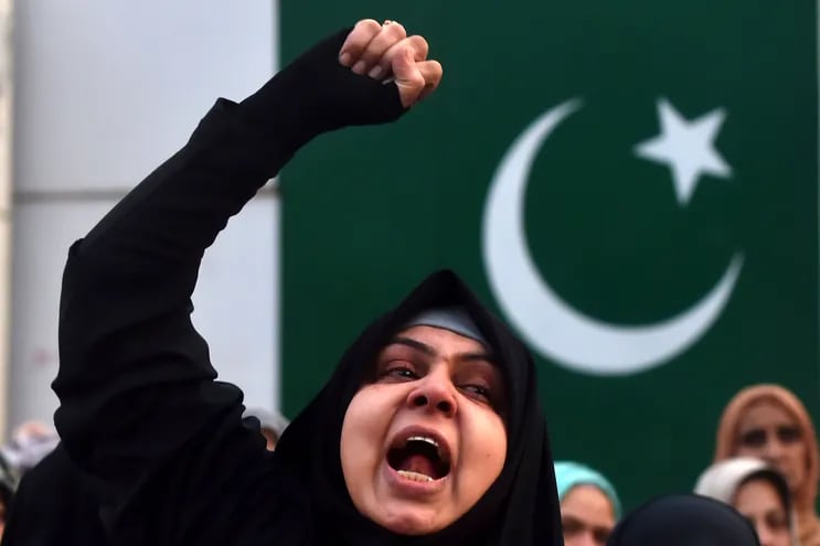 Una mujer protesta contra Estados Unidos durante una manifestación de repudio al asesinato del comandante iraní Qasem Soleimani, en Lahore, Irak.