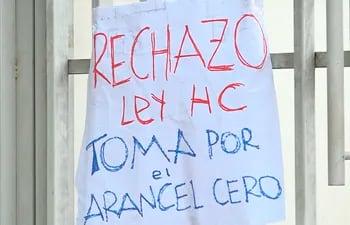 Varios grupos de estudiantes universitarios rechazan la Ley conocida como Hambre cero, promulgada por el presidente Santiago Peña.