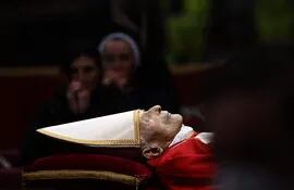 El cuerpo del papa Benedicto XVI expuesto en la basílica de San Pedro, en el Vaticano.