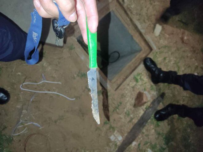 Cuchillo aparentemente utilizado para cortar los cables subterráneos de la iluminación de la Costanera.