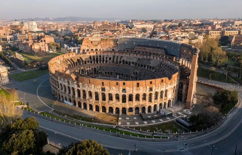 Esta fotografía de archivo tomada el 30 de marzo de 2020 muestra calles desiertas y el monumento al Coliseo en Roma, durante el cierre del país destinado a frenar la propagación de la infección COVID-19.