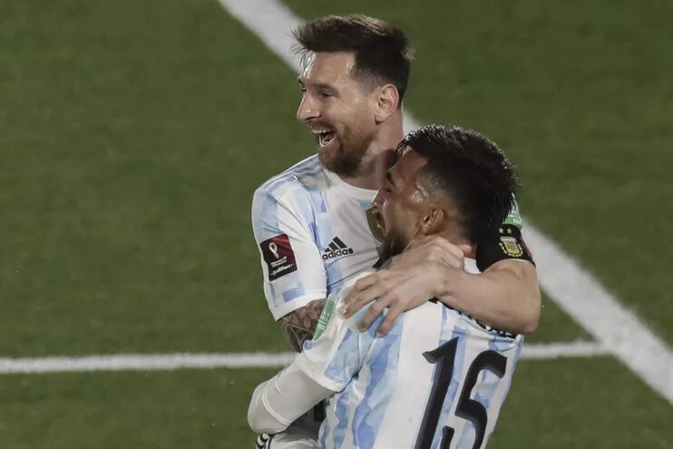 Lionel Messi (i) suma 80 goles en la albiceleste.
