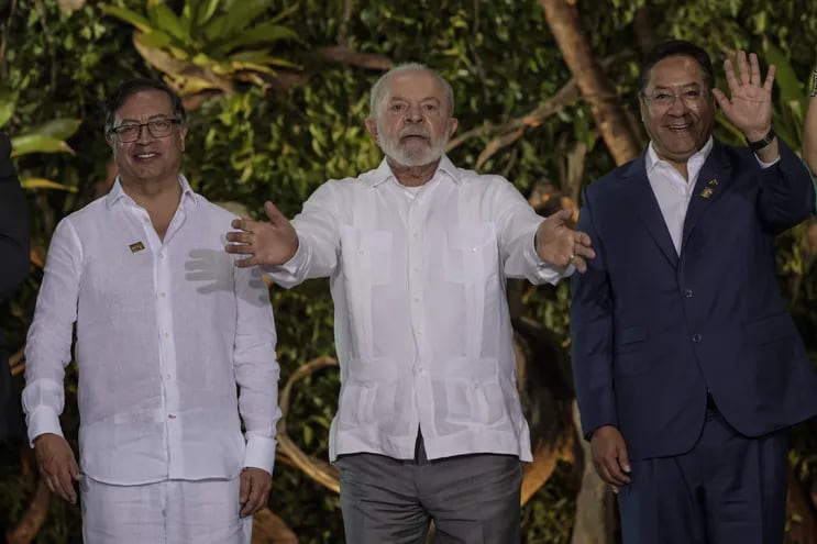 El presidente de Colombia, Gustavo Petro (i), el presidente de Brasil, Luiz Inácio Lula da Silva (c), y el presidente de Bolivia, Luis Arce (d), posan durante la Cumbre Amazónica hoy, en Belém (Brasil). (EFE)