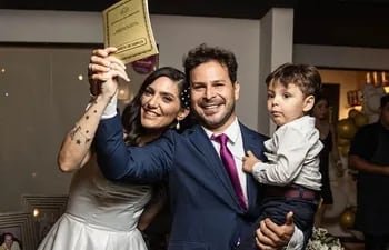 Hermosa familia. Lu Sapena y Diego Maldonado, ya casados, con Facu en brazos de papi.