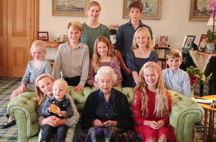 La reina Isabel II rodeada de sus 2 nietos más pequeños y 8 bisnietos, en el verano 2022 en el castillo de Balmoral.