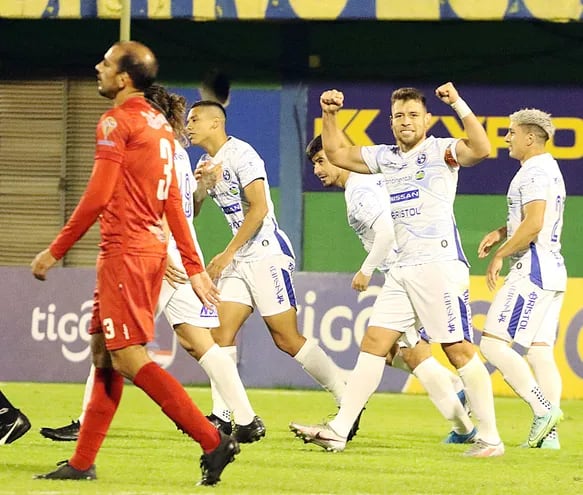 Brazos arriba en el festejo del goleador solense, Nildo Viera, autor del primer y segundo gol en el triunfo de anoche sobre el 3 Febrero de la Chacarita.
