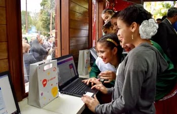 Estudiantes utilizan el servicio de Internet de la biblioteca virtual instalada dentro de la réplica del Tren Lechero inaugurado ayer  sobre la calle peatonal Bicentenario, a un costado del Palacete Municipal y frente al Teatro Municipal.