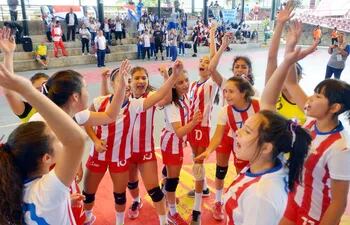 las-chicas-de-la-seleccion-paraguaya-de-handbol-celebran-el-triunfo-sobre-chile--213659000000-1782237.jpg