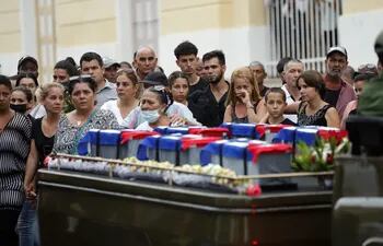 Homenaje a los bomberos y personas fallecidas en el incendio de la base de supertanqueros de Matanzas (Cuba).