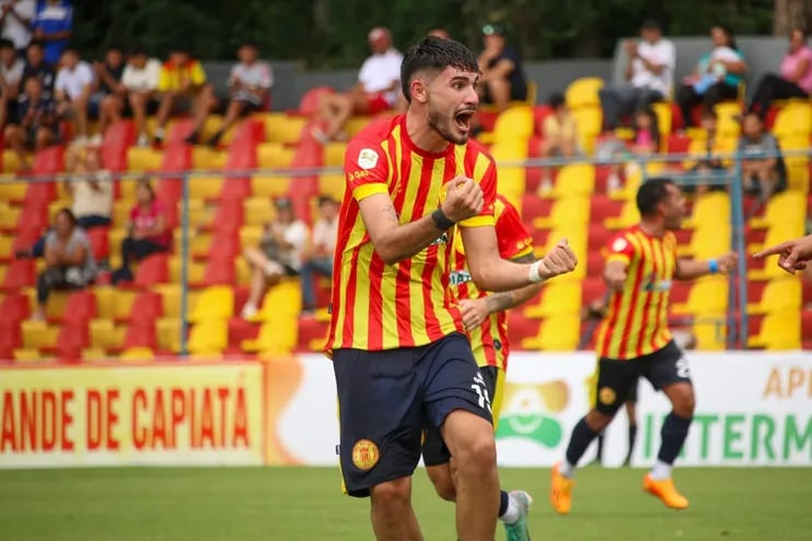 Richart Martín Báez Fruet (23), hijo del exdelantero de Olimpia Richart Martín Báez Fernández,  festeja su gol, el primero de Martín Ledesma de Capiatá. (Foto: APF)