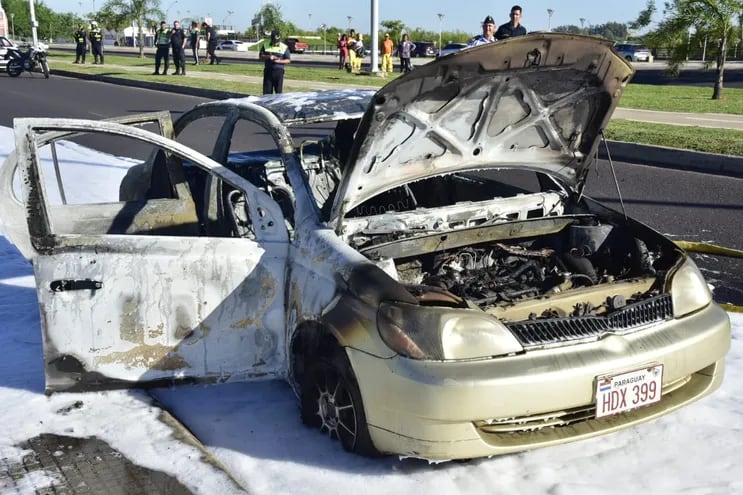 Automóvil se incendió en la costanera de Asunción, este sábado.