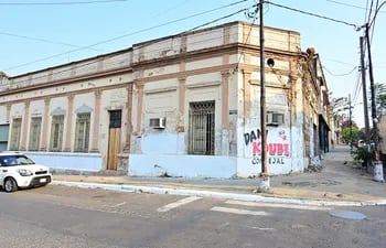 Propaganda irregular en casa catalogada como patrimonio en Humaitá y Colón.