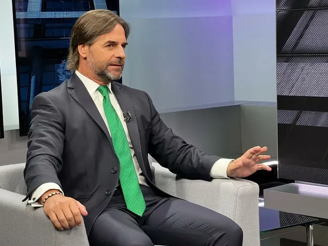 El presidente de Uruguay, Luis Lacalle Pou, en el set de canal del programa Telenoche, del Canal 4 de ese país, donde fue entrevistado por el periodista Emilio Izaguirre.