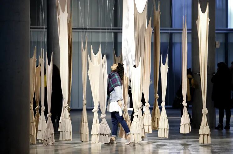 Instalación textil de Claudia Casarino que puede verse en la muestra “Entre otras”, habilitada en el Centro Cultural de Córdoba.