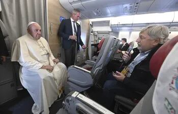 El papa Francisco durante una reunión con periodistas a bordo del avión papal y de regreso de su gira por Mongolia.  (EFE)
