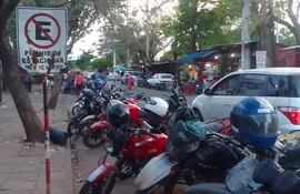 A pesar de estar prohibido el estacionamiento, motociclistas dejan sus rodados frente al Hospital de Luque.
