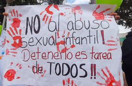 Uno de las tantas pancartas presentadas en las manifestaciones en contra del abuso sexual infantil.