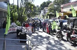 Sindicalistas del IPS congregados frente a la Caja Central de la Previsional, exigiendo mejores condiciones laborales.