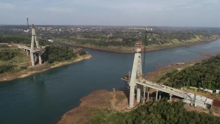 El Puente de la Integración está en plena construcción en la frontera entre Foz de Yguazú (Brasil) y Presidente Franco (Paraguay).