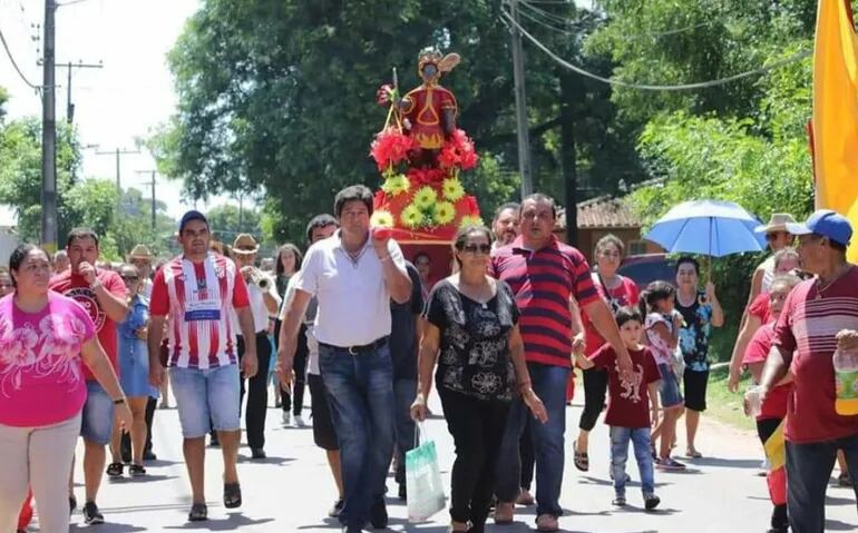 En la imagen se ve a los feligreses en procesión con el Santo Rey San Baltasar.