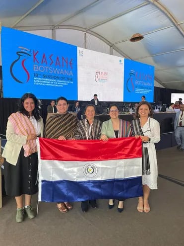 Delegación paraguaya integrada por la ministra de la Secretaría Nacional de Cultura, Adriana Ortiz, y la embajadora de Paraguay ante la Unesco, Nancy Ovelar, durante la sesión celebrada días pasados en Botsuana.