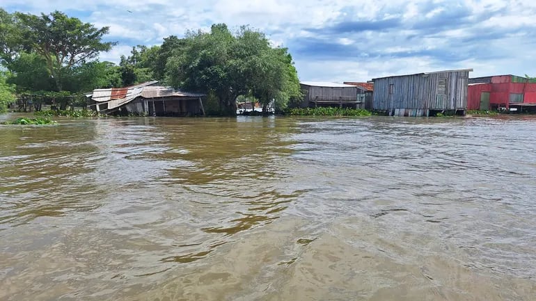 Pobladores de Puerto Carrizal desplazados por inundaciones tras crecida del río Paraná.