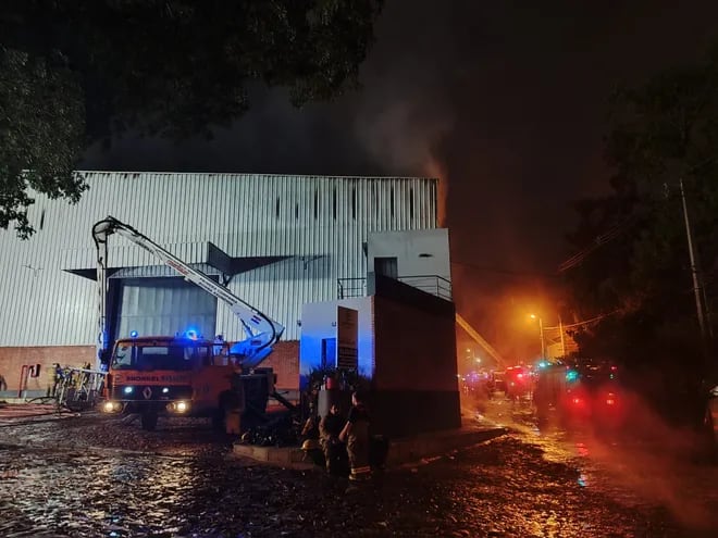 Un incendio de gran magnitud se produjo en tres depósitos ubicados en la Zona Norte de Fernando de la Mora.