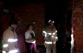 Bomberos asisten a familias cuyas viviendas fueron afectadas por el temporal en compañía de Ayolas