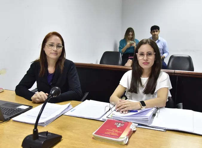 La fiscala Luz Guerrero (izq.) y su asistente fiscal, en la sala de juicio oral y público.