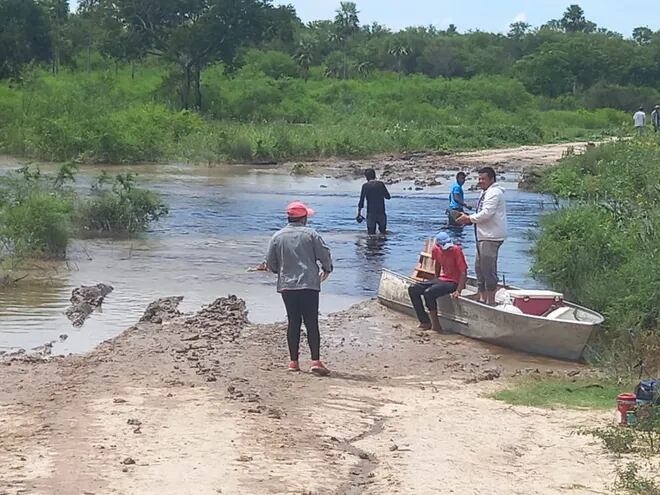 Parece un río, pero es un tramo cortado por las aguas tras las lluvias. Se estima que unas 2.000 familias de la zona están solicitando ayuda y víveres.
