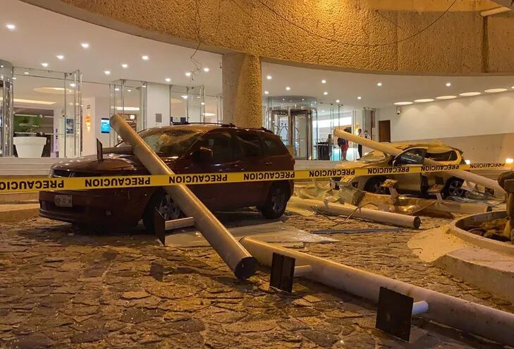 El sismo de 7.1 grados dejó daños en un hotel de Acapulco, en el estado de Guerrero. (AFP)