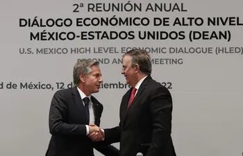 El secretario de Estado de Estados Unidos, Antony Blinken (i) saluda al canciller mexicano, Marcelo Ebrard (d).
