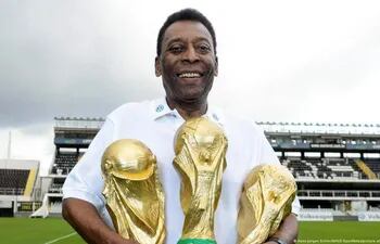 Pelé, el único futbolista en ganar tres Copas del Mundo.