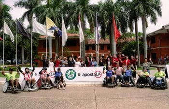 Los YakaRuedas estrenaron sus nuevas sillas de ruedas de competencia, donadas por la empresa Aposta.la.