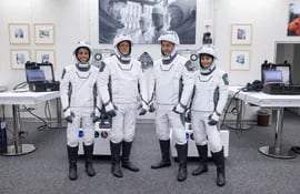 Astronautas de la misión Crew-4, (de izq. a dcha.), la especialista en misiones, Jessica Watkins; el piloto, Bob Hines; el comandante, Kjell Lindgren, y la especialista en misiones, Samantha Cristoforetti, durante el ensayo general seco SpaceX Crew-4 en la sala de trajes dentro del edificio de Operaciones Neil A. Armstrong del Centro Espacial Kennedy en Florida. Los cuatro tripulantes de la misión Crew-4 de la NASA y SpaceX destacaron este martes el importante rol de la Estación Espacial Internacional (EEI) como puerto de enlace para la exploración de la Luna, del planeta Marte y de otros destinos dentro del Sistema Solar.