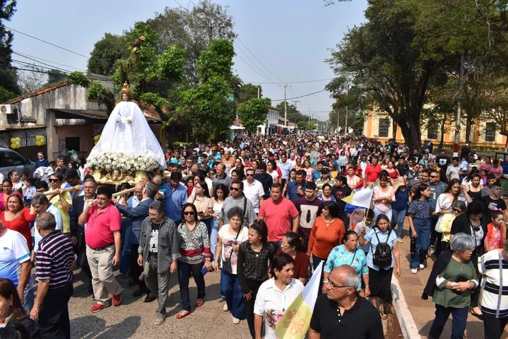 Una multitud acompañó la procesión de la sagrada imagen de la Virgen María en la localidad de Guarambaré.