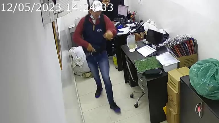 Asaltante armado ingresó hasta oficina de la tesorería de un supermercado de Villamorra en Asunción.