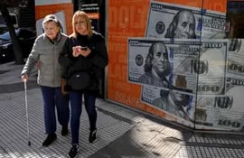 Entre las propuestas de Javier Milei está cambiar la moneda del peso argentino al dólar.
