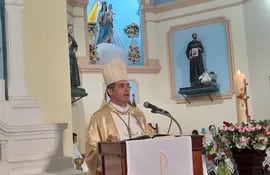 Monseñor Gabriel Escobar durante la homilia de este domingo en la catedral de Fuerte Olimpo.