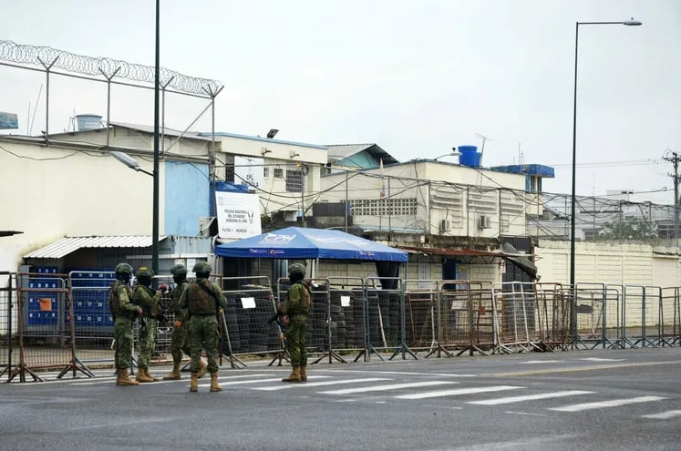 Soldados ecuatorianos montan guardia frente a la prisión de Machala.