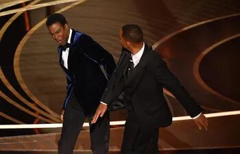 Will Smith le encaja la famosa bofetada a Chris Rock durante la edición número 94 de los premios Óscar, en el año 2022.