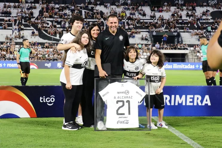 Homenaje a Antolín Alcaraz, que posa junto a su familia y la camiseta por los 21 años de carrera.