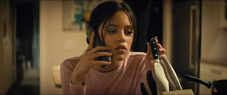 Jenna Ortega interpreta a Tara durante una escena de la película de terror "Scream", que en enero próximo presentará su quinta entrega.